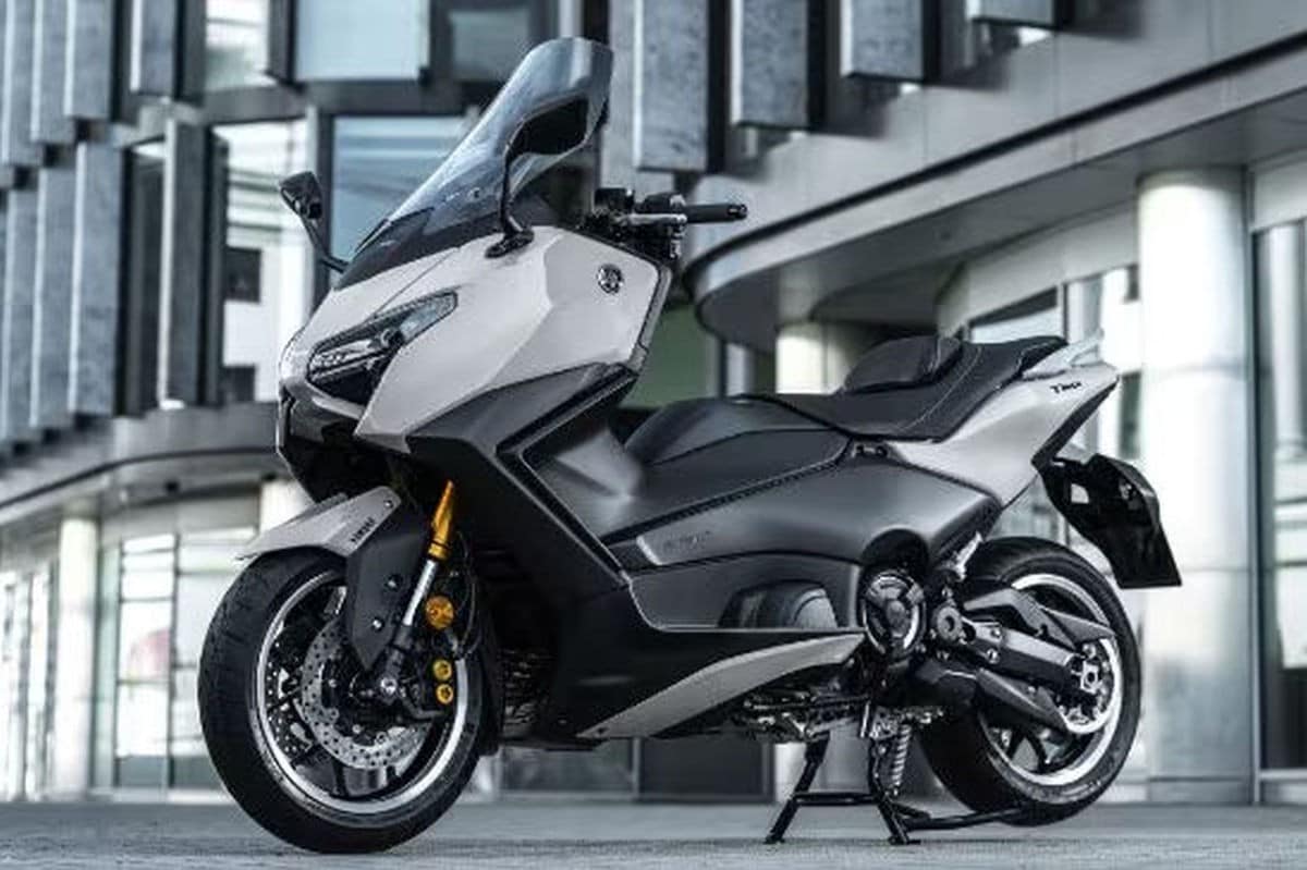 <div class='descrGalleryTitle'>YAMAHA TMAX</div><div class='descrGalleryText'><p>L'icona di Casa Yamaha cambia per il 2025, a cominciare dal design: l'anteriore è molto più snello, affusolato, aerodinamico, caratterizzato da una firma ottica ben riconoscibile. Anche il posteriore è stato rivisto, con una fanaleria che ricorda la forma della "T". Il maxi dà la sensazione di essere più compatto e magro, sebbene il responso della bilancia dica che il peso è sostanzialmente lo stesso (219 kg, uno in più della precedente versione, che diventano 221 sulla&nbsp;versione Tech Max).&nbsp;Il&nbsp;<b>motore</b>, a parte l'omologazione Euro5+, non cambia: il bicilindrico da 562 cc ha sempre 48 CV, il cambio è il classico CVT con variatore, la ripartizione di pesi è sempre 50/50 e le sospensioni sono confermate.&nbsp;Le novità rilevanti riguardano l'elettronica, con l'introduzione di Abs cornering, Imu a sei assi, riding mode rivisti e corretti, cerchi forgiati in alluminio (che migliorano l'inerzia) gommati Bridgestone Battlax Scooter SC2.</p>
<p>La&nbsp;<b>connettività&nbsp;</b>vede un display TFT da 7 pollici comandato da un joystick situato sul blocchetto sinistro dei comandi, mentre le mappe di navigazione Garmin adesso non richiedono più l'abbonamento annuale.&nbsp;Nuovo anche il gruppo ottico, adesso&nbsp;full Led, mentre al posteriore è stato introdotto il&nbsp;segnale di emergency stop&nbsp;che scatta in occasione delle frenate più brusche.</p>
<p>Il&nbsp;<b>TMax&nbsp;</b>di&nbsp;<b>Yamaha&nbsp;</b>sarà in vendita da&nbsp;marzo 2025&nbsp;nei colori Icon Black e Tech Kamo al prezzo di&nbsp;<b>13.499 euro</b>. La <b>versione&nbsp;Tech Max</b>&nbsp;invece sarà disponibile nei colori&nbsp;Ceramic Grey e Dark Magma al prezzo di&nbsp;<b>15.699 euro</b>.</p>
</div>